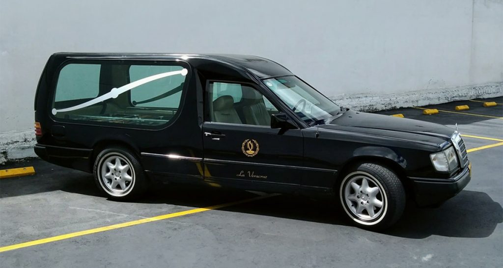 Coche funebre Mercedes Benz - Funeraria La Veracruz